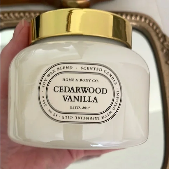Cedarwood Vanilla Scented Candle - White and Gold - Picture 3 of 3
